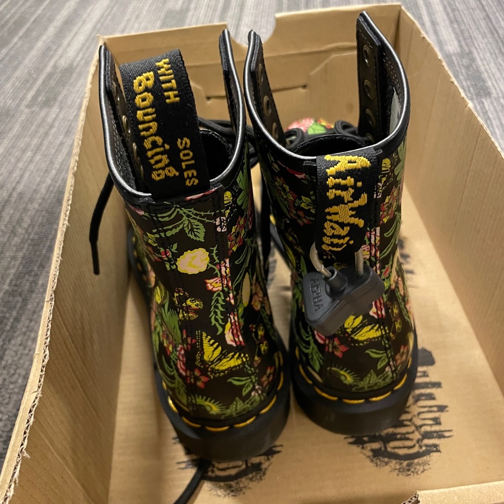 Doc Martens Bloom 8 eye boots